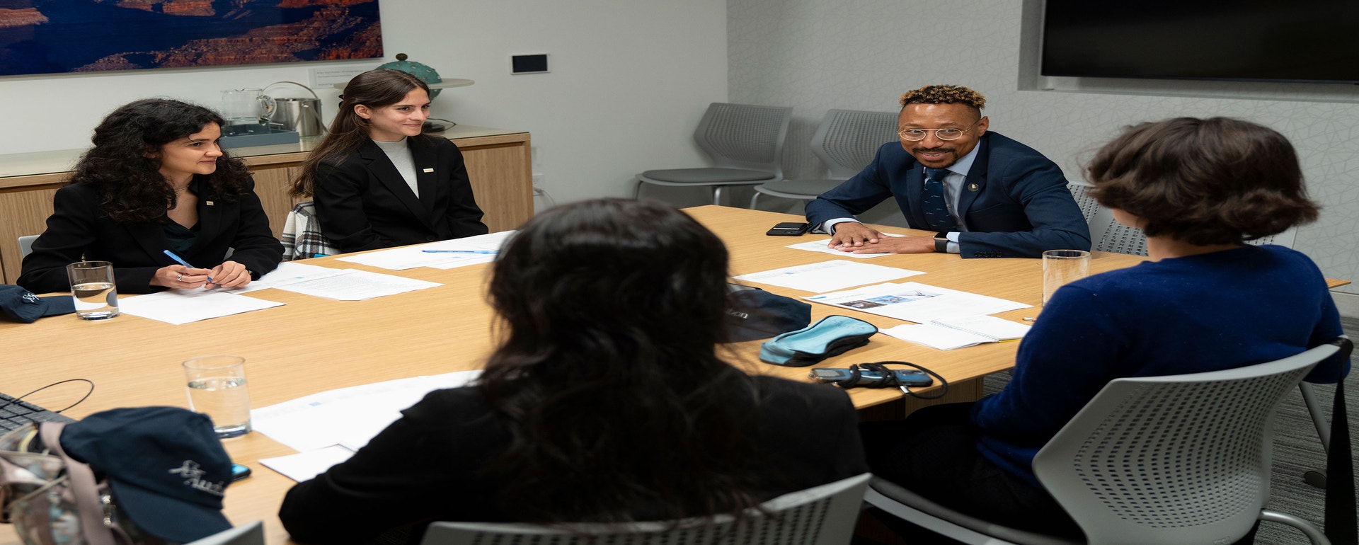 Senior Director of Government Affairs at NAS, Jesse Walls, speaks to Campus Chapter members in preparation for meetings during the National Audubon Society Seabird Fly-In in Washington, DC. Photo: Sydney Walsh/Audubon