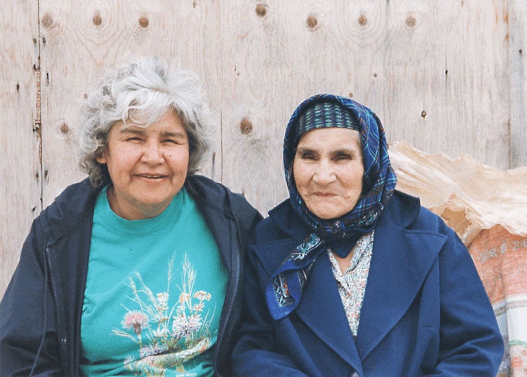Agnes Morgan (left) and her mother, Hilda Diamond, in 1998. Courtesy of Shaunna Morgan Siegers