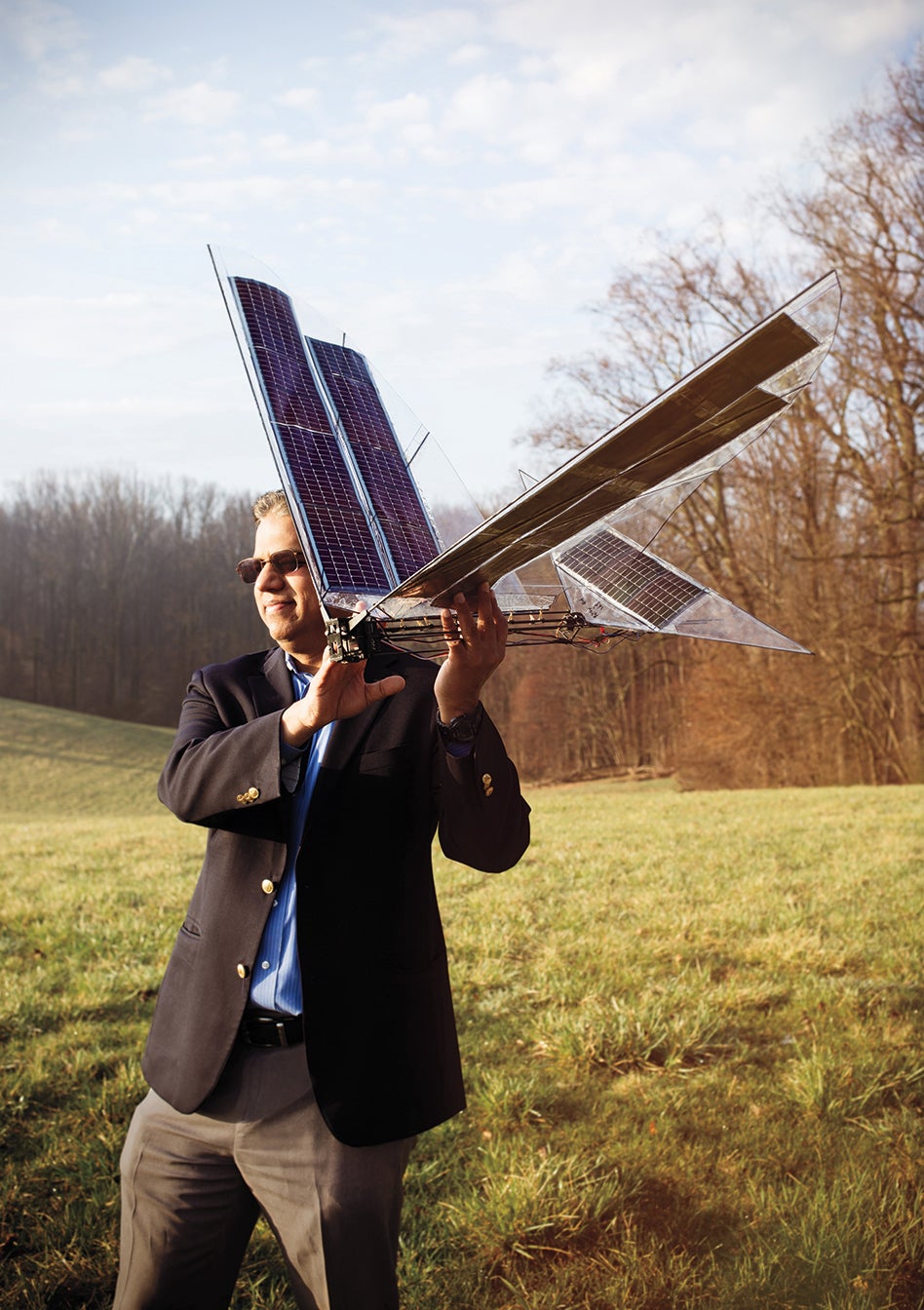 Satyandra K. Gupta, a cargo del equipo de desarrollo, se prepara para lanzar el Robo Raven III, capaz de recargarse en forma parcial durante su vuelo.