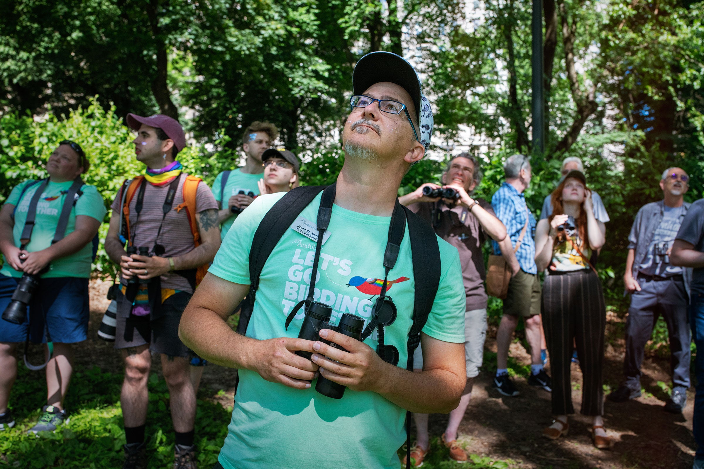 Jason St. Sauver co-leading a Let's Go Birding Together walk in Central Park. Mike Fernandez/���Ĵ�ý