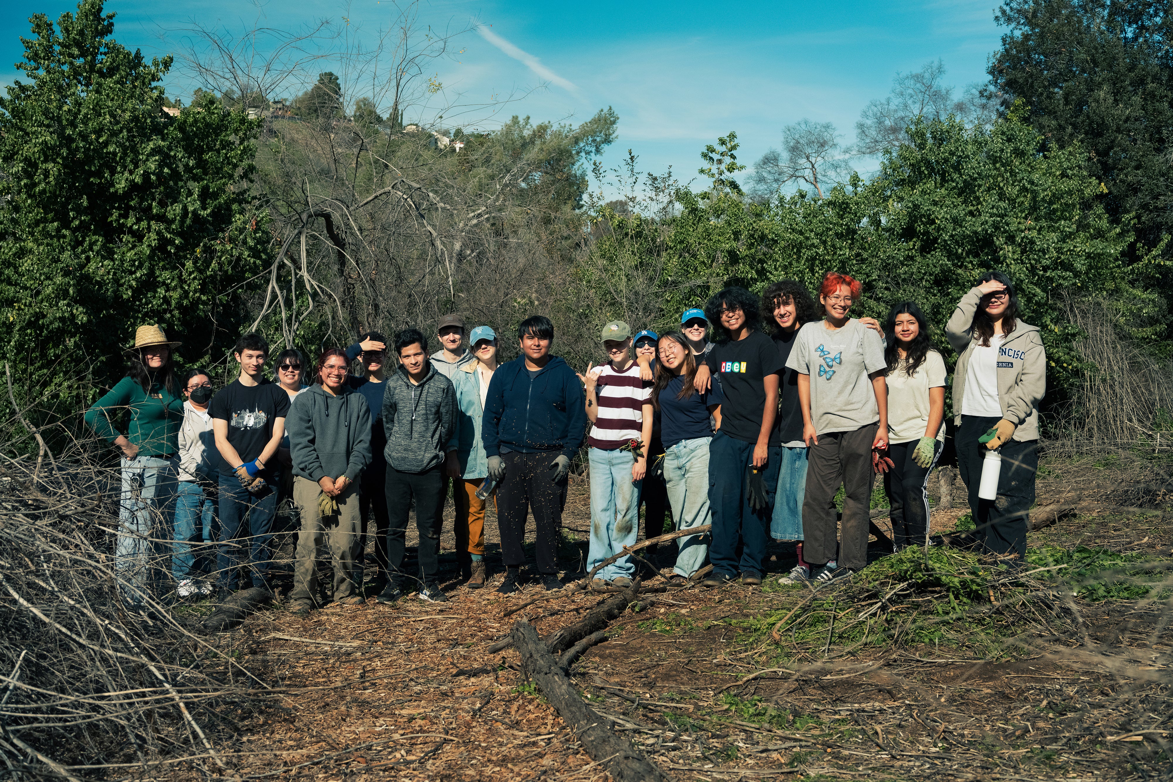 ̽����ѡ Youth Leaders, College for All Corps, and youth volunteers stand together after a habitat restoration. Photo by Mike Fernandez.