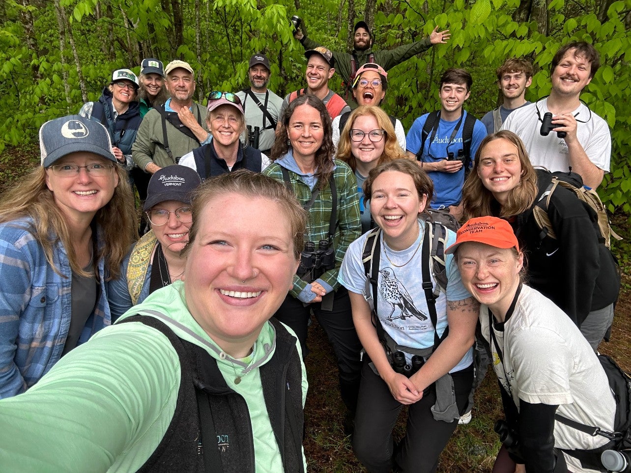 �ԹϺ��� Vermont staff and guests hudled together to take a selfie.