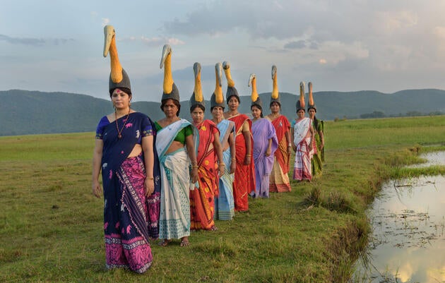 Purnima Barman (frente) junto a otras mujeres en Assam, India, cantaron canciones tradicionales, adaptadas con letras de cigüeñas, y bailaron con grandes tocados en un reciente baby shower.